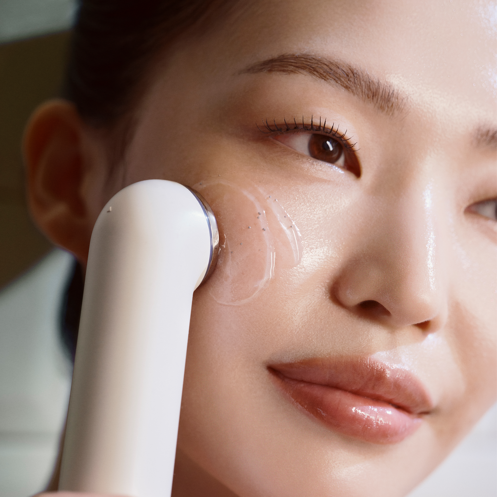 The Glow Signature Dual-Frequency Ultrasound Skincare Device